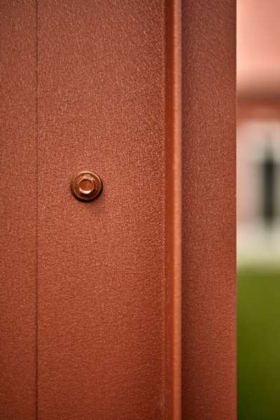 Die Kindertagesstätte in Holstebro heißt Kinder und Natur, von Kopf bis Fuß in Stahlprofilen, willkommen, Nørre Boulevard 57, 7500 Holstebro, Dänemark